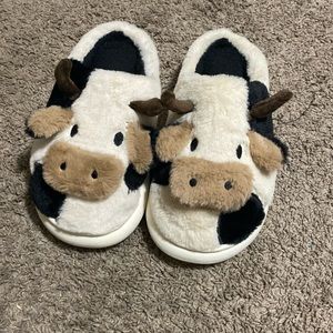 NWOT Cow House Slippers Womens